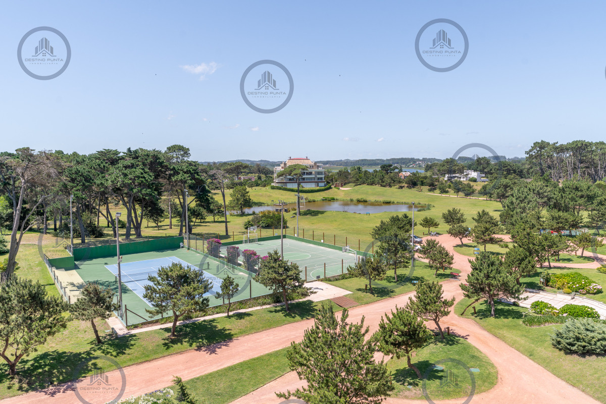 Apartamento ID.231 - Exclusivo penthouse en venta de 3 dormitorios vista al mar, piscina y parrillero de uso exclusivo sonbre Playa Mansa, Pinares