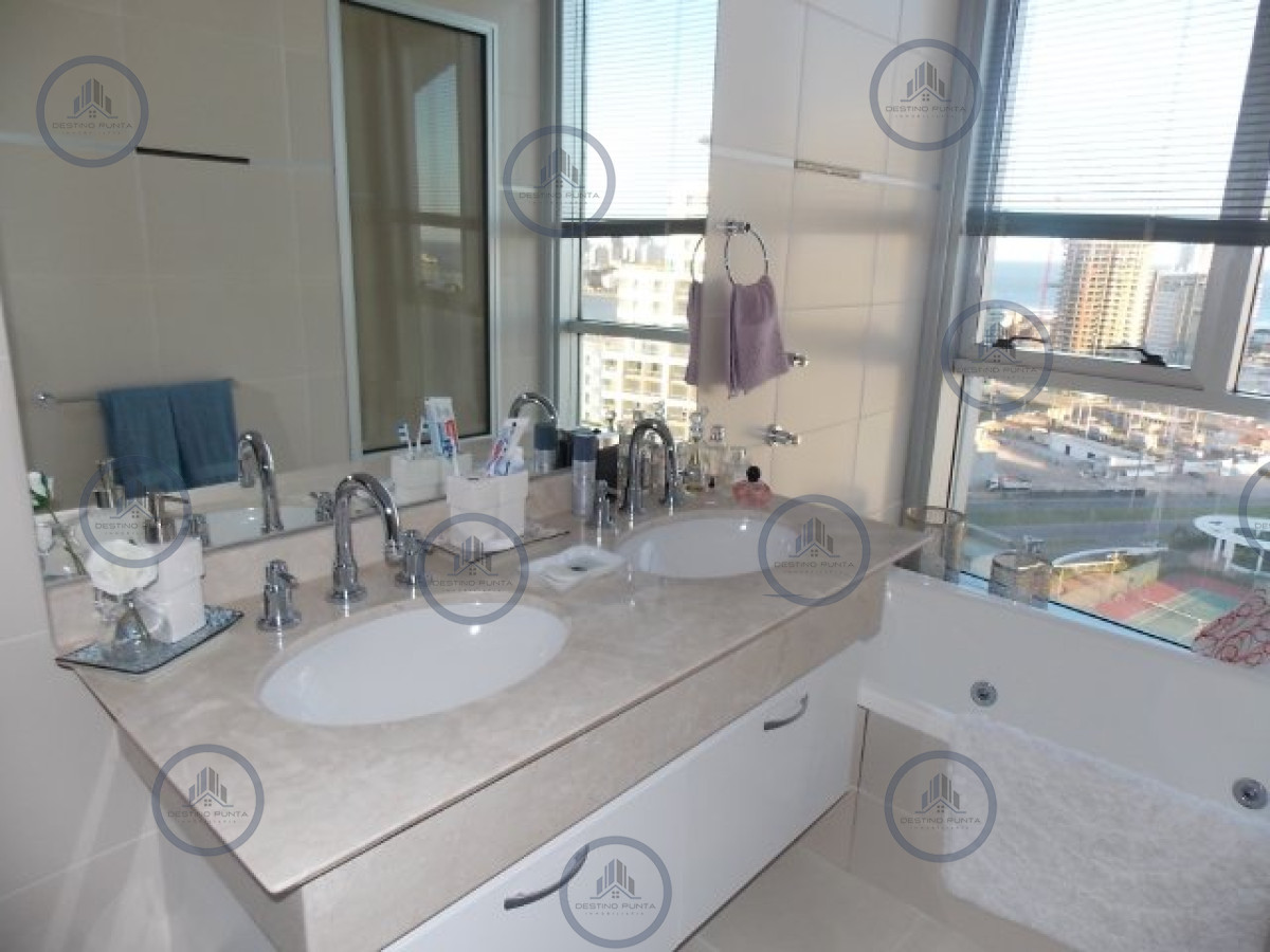 Apartamento ID.86 - Venta  de apartamento esquinero de tres dormitorios en Playa Mansa
