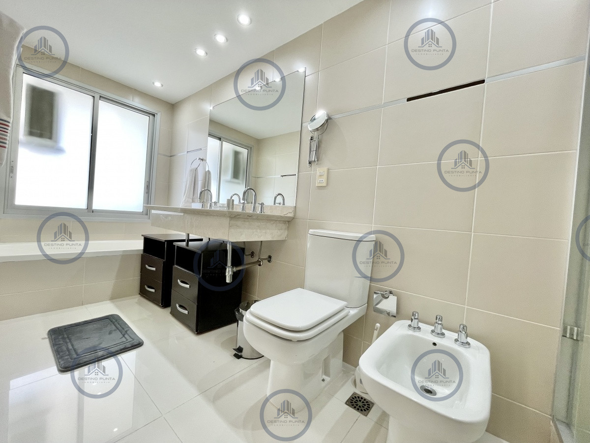 Apartamento ID.217 - Apartamento de 2 Dormitorios y Servicio a metros del mar, Playa Mansa Punta del Este