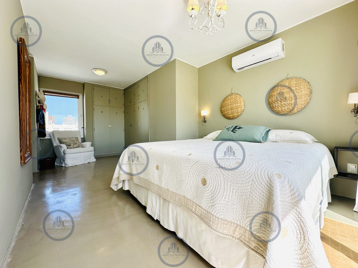 Apartamento ID.2461 - Alquiler y venta de apartamento con vista al Mar en Península de 3 dormitorios más dependencia