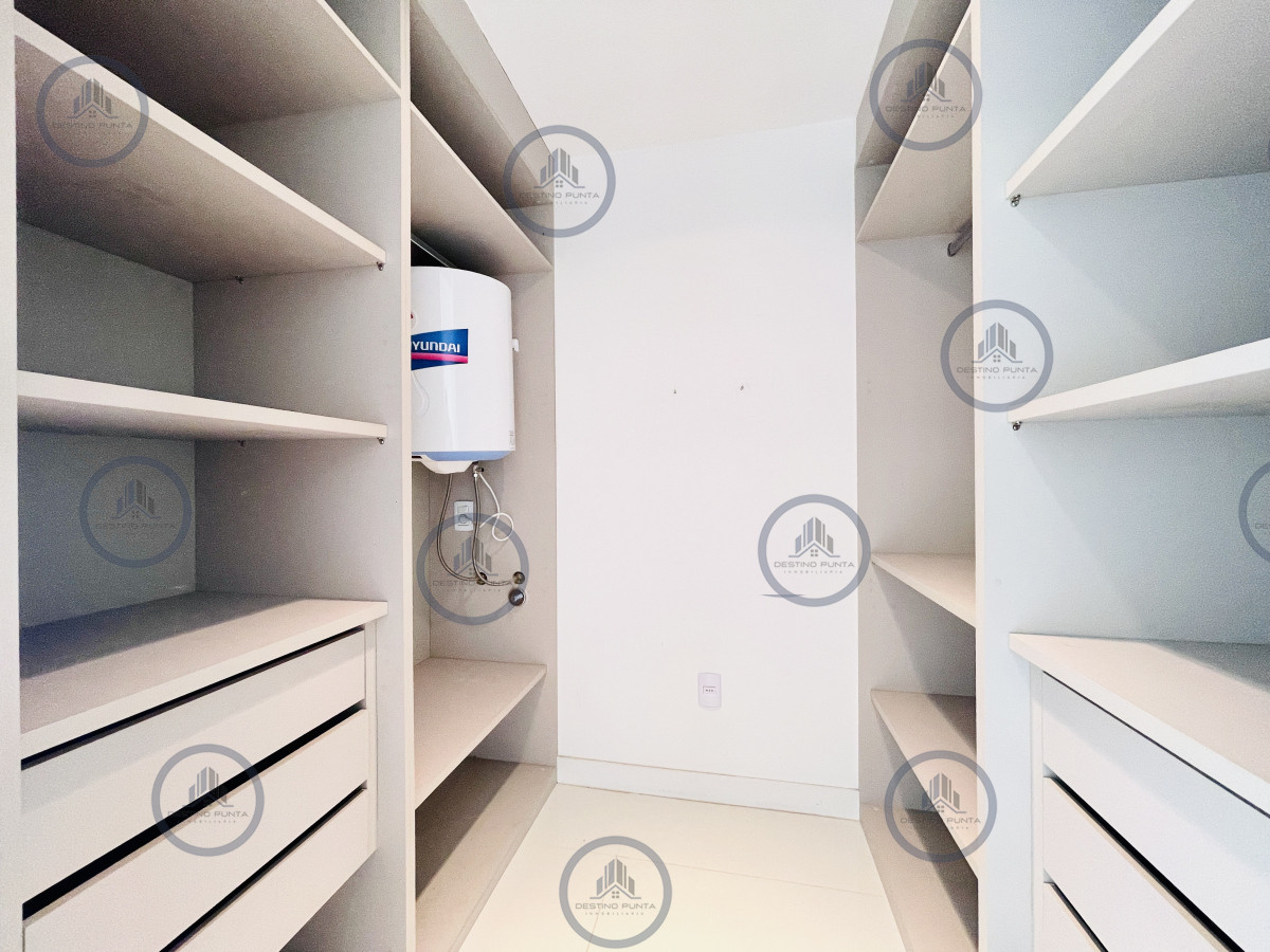 Apartamento ID.2711 - Apartamento de 2 Dormitorios en Alquiler Anual a pasos de Playas Mansa y Brava