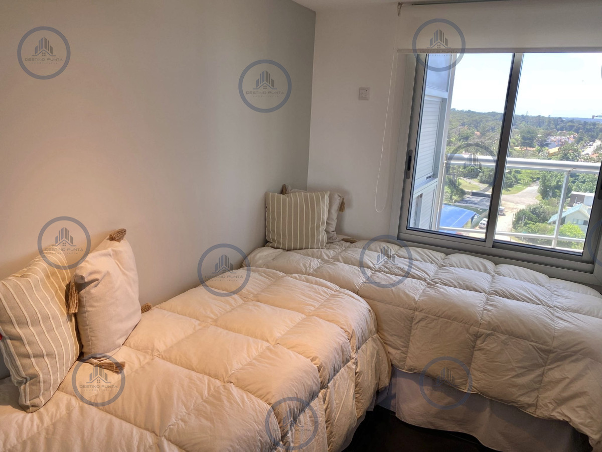Apartamento ID.2307 - Venta Excelente Apartamento de 2 Dormitorios + Servicio en Brava con Vista al Mar
