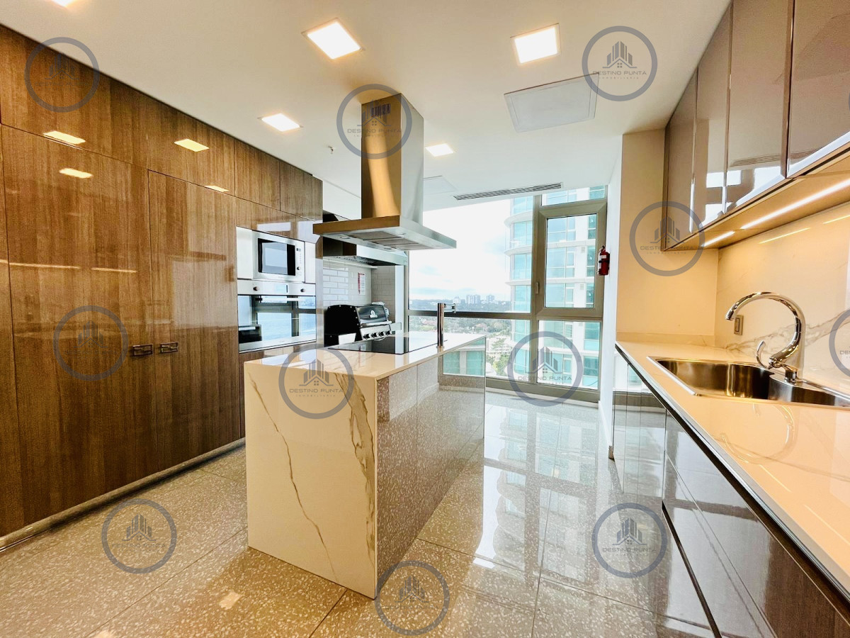 Apartamento ID.2287 - Exclusiva unidad de 4 dormitorios en suite en Fendi Chateu Playa Mansa Disponible Alquiler Anual