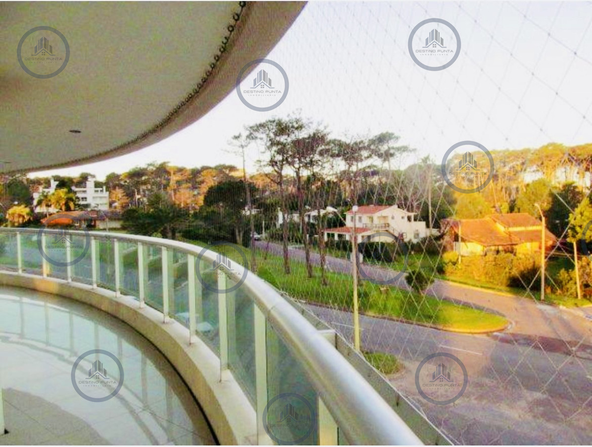 Apartamento ID.1708 - Alquiler temporario de gran apartamento de 4 dormitorios más dependencia en Playa Mansa