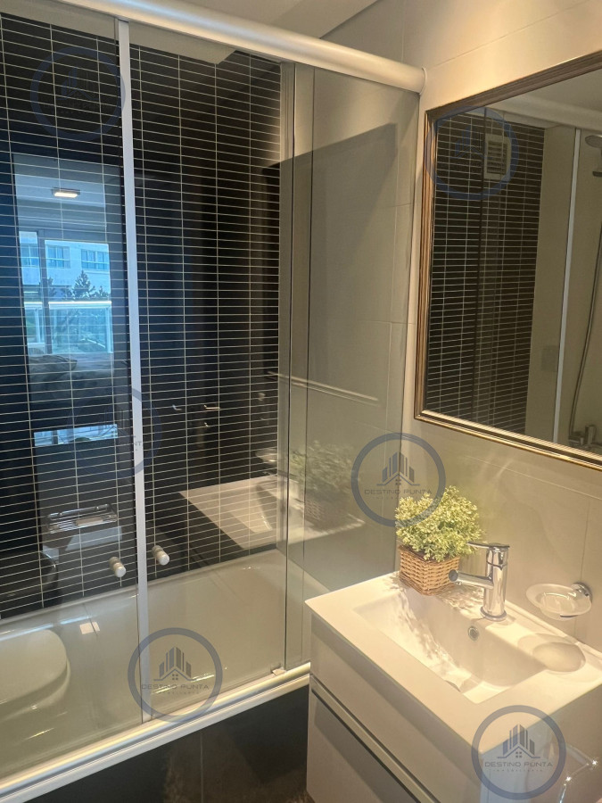 Apartamento ID.2943 - Cómodo apartamento con parrillero propio de 2 dormitorios más dependencia en alquiler, Playa Brava