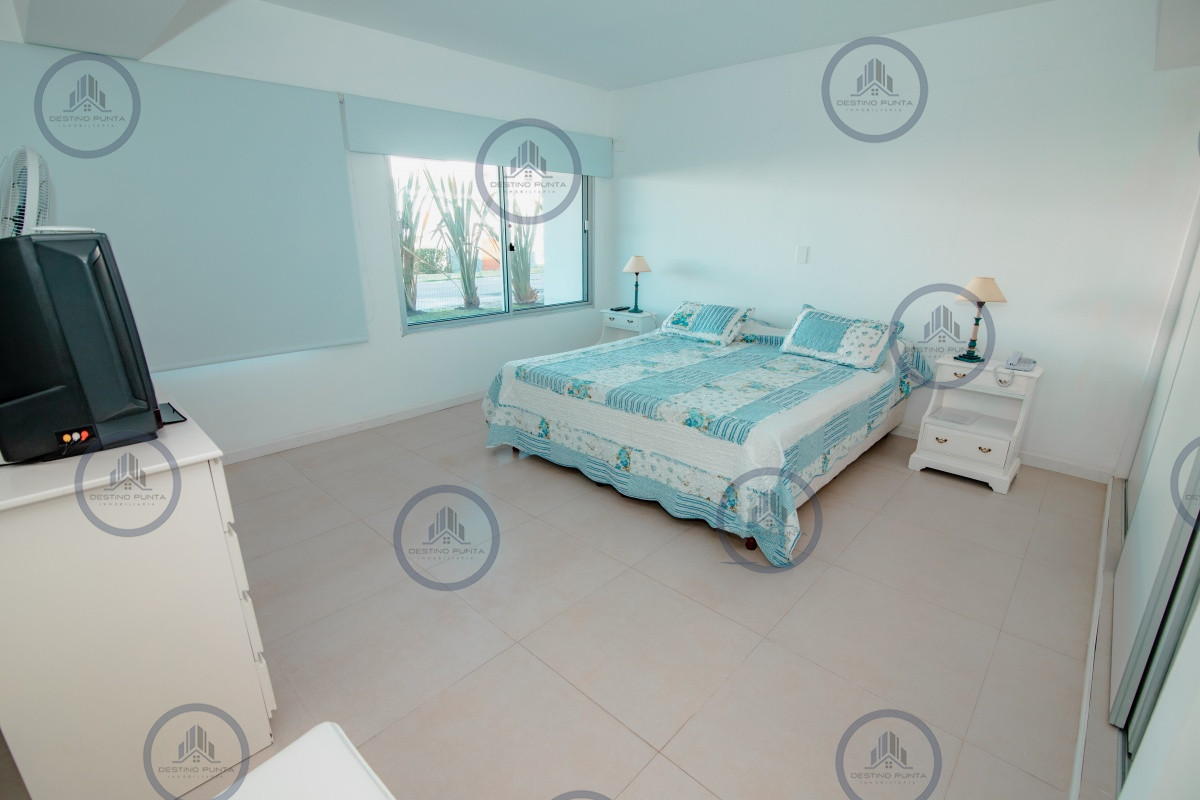 Apartamento ID.61 - Oportunidad en Venta de Apartamento de planta baja con salida al jardín de tres dormitorios en Playa Montoya