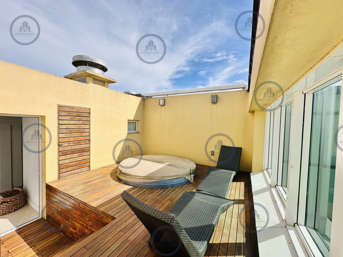 Apartamento ID.2300 - Lujoso Penthouse de 4 Dormitorios con Vista al Mar sobre Playa Mansa, Punta del Este