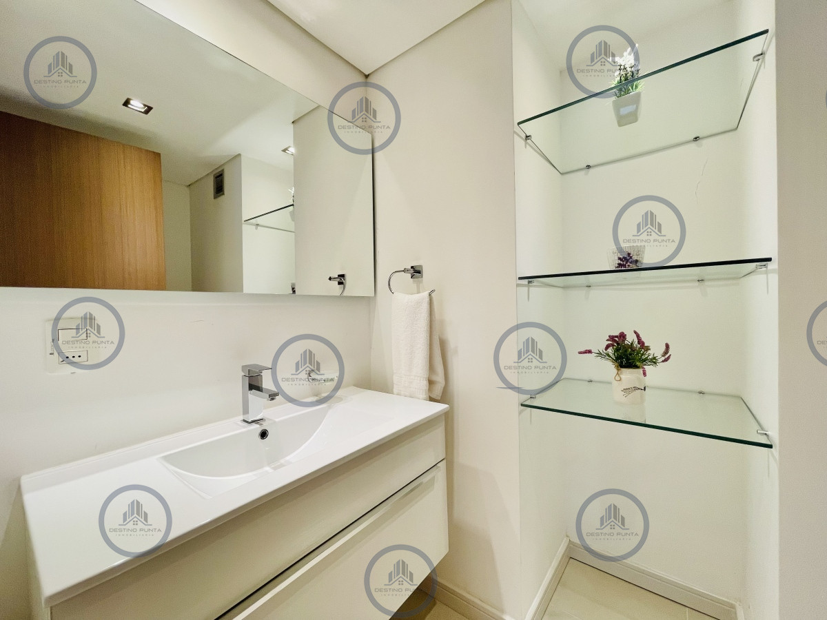 Apartamento ID.1525 - Apartamento de 3 Dormitorios y Dependencia, con Parrillero y Vista al Mar en Playa Brava, Punta del Este 