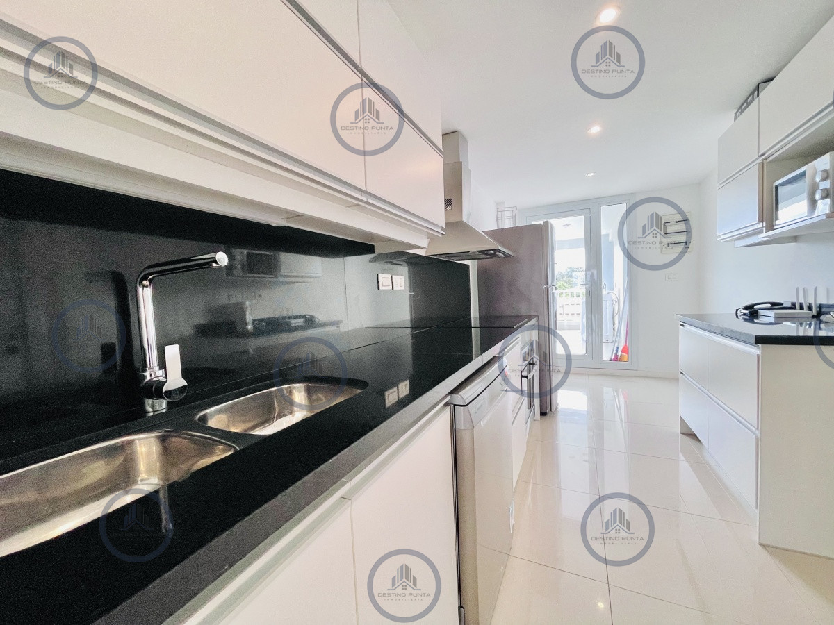 Apartamento ID.304 - Apartamento de 3 Dormitorios y Parrillero Frente al Mar, Playa Mansa