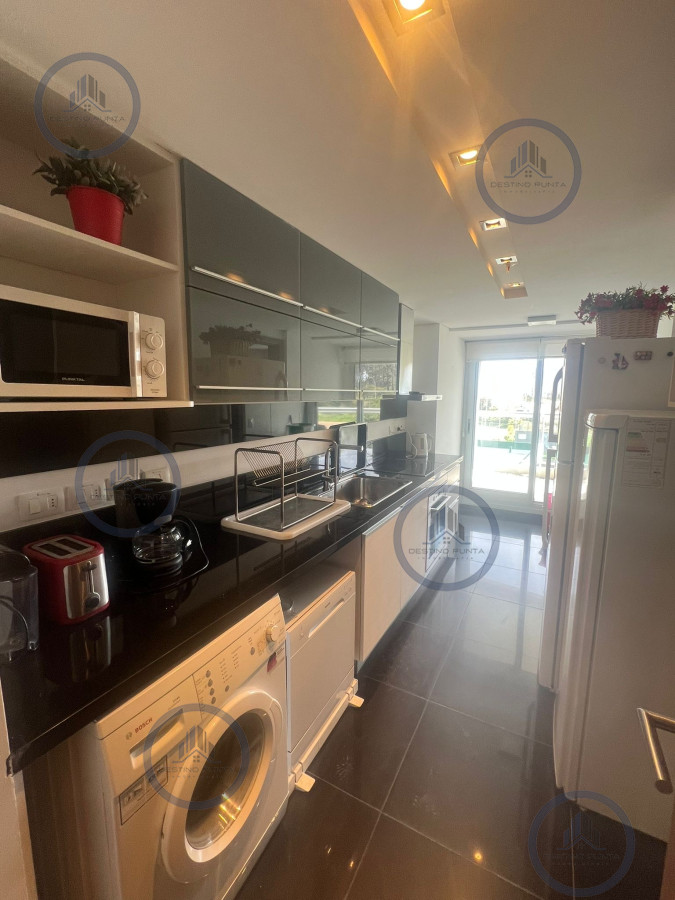 Apartamento ID.2943 - Cómodo apartamento con parrillero propio de 2 dormitorios más dependencia en alquiler, Playa Brava
