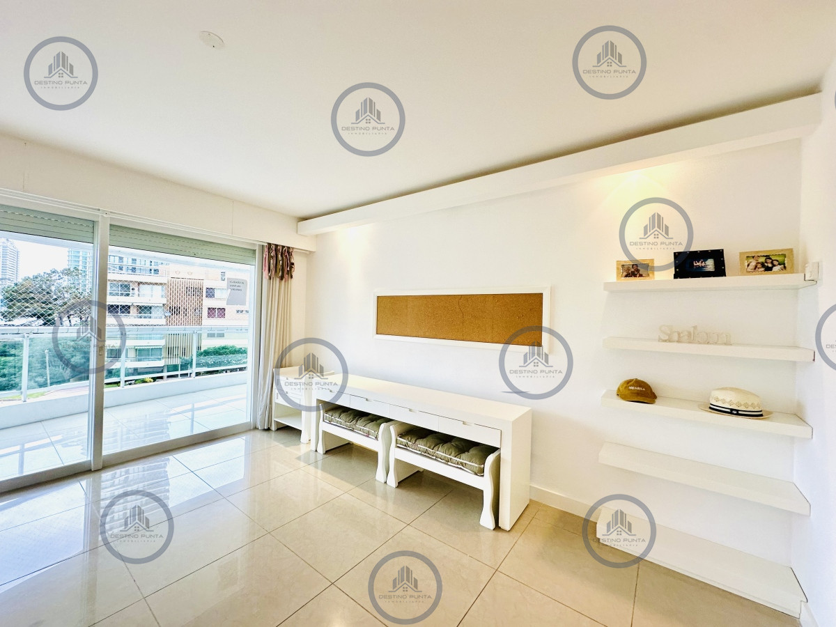 Apartamento ID.1708 - Alquiler temporario de gran apartamento de 4 dormitorios más dependencia en Playa Mansa