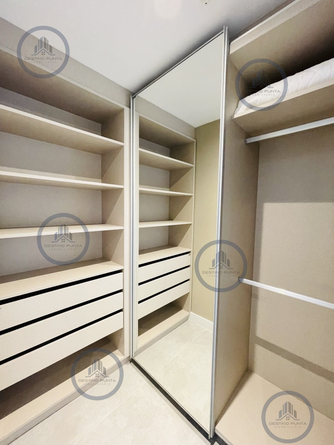 Apartamento ID.1122 - Venta y Alquiler Anual Moderno Apartamento de 2 Dormitorios en Torre Venetian sobre Playa Mansa