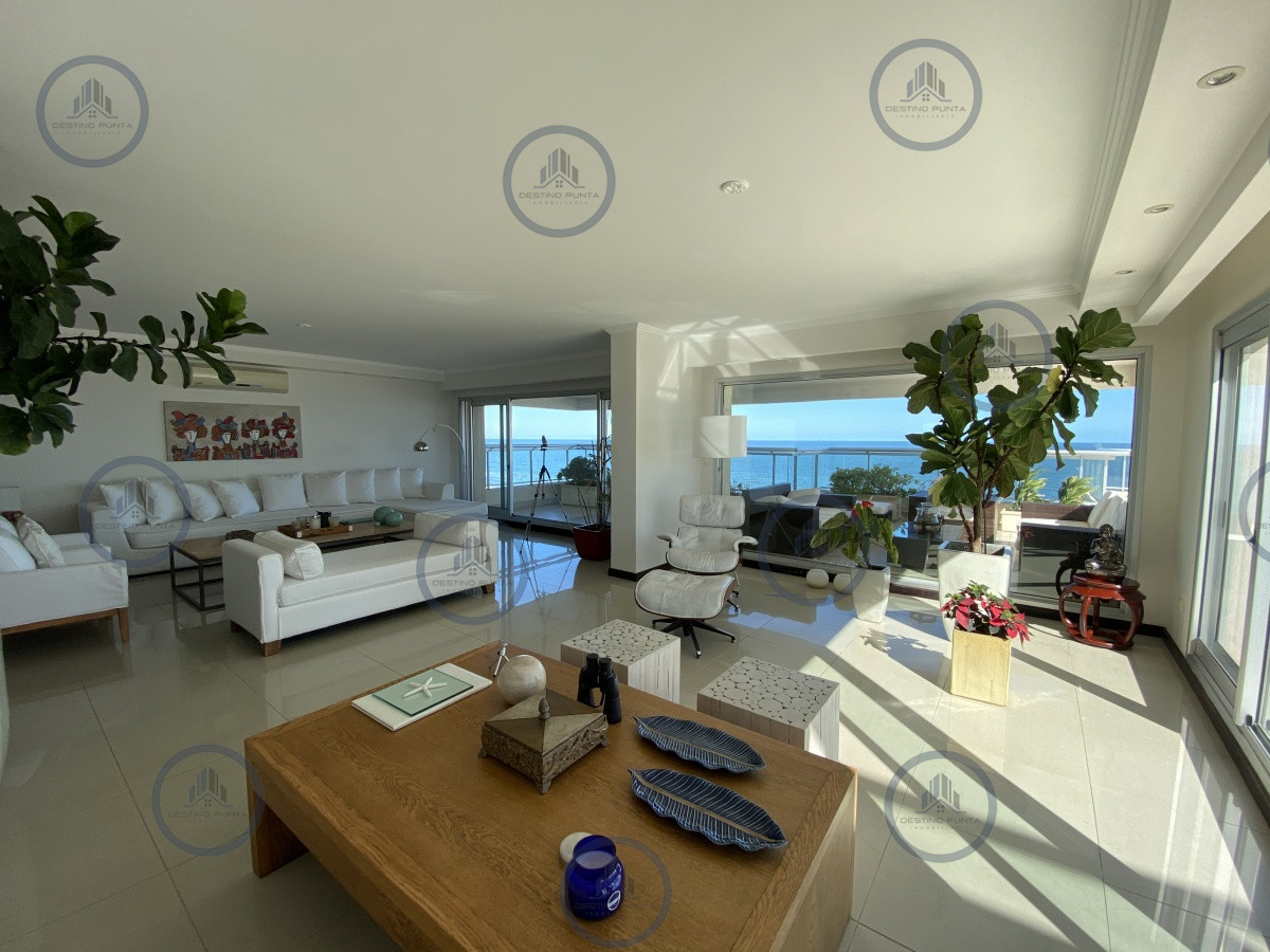 Excelente Apartamento de 3 Dormitorios y Dependencia Frente al Mar - Playa Brava — fotografía 1