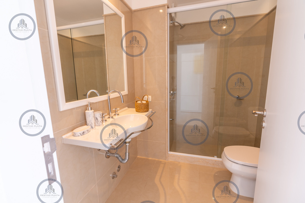 Apartamento ID.231 - Exclusivo penthouse en venta de 3 dormitorios vista al mar, piscina y parrillero de uso exclusivo sonbre Playa Mansa, Pinares