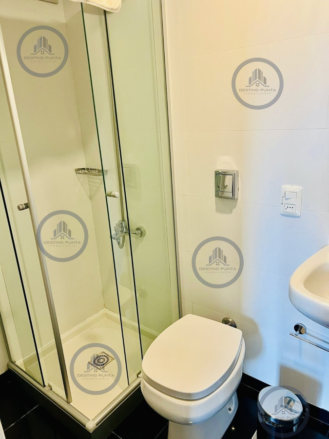 Apartamento ID.441 - Apartamento de 2 Dormitorios + Servicio en Playa Brava