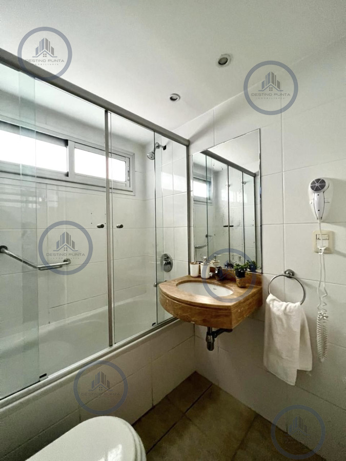 Apartamento ID.1622 - Apartamento de 1 Dormitorio en Torre con Servicios, Cerca del Mar - Alquiler Anual, Punta del Este