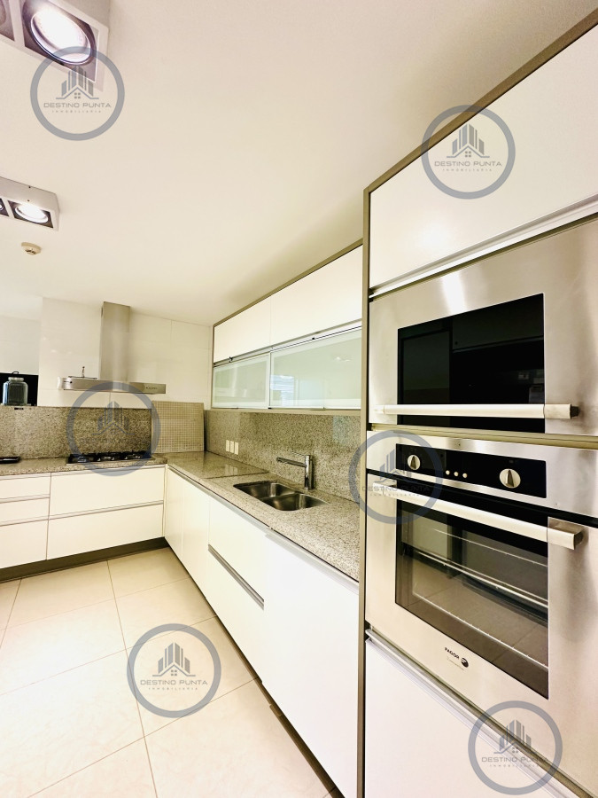 Apartamento ID.1708 - Alquiler temporario de gran apartamento de 4 dormitorios más dependencia en Playa Mansa
