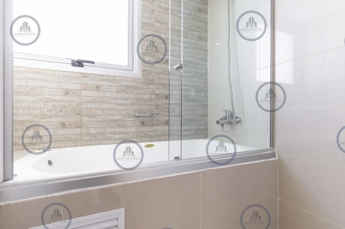 Apartamento ID.171 - Moderno Penthouse con Vista al Mar, en Playa Brava, 3 Dormitorios con Parrillero y Dependencia de servicio