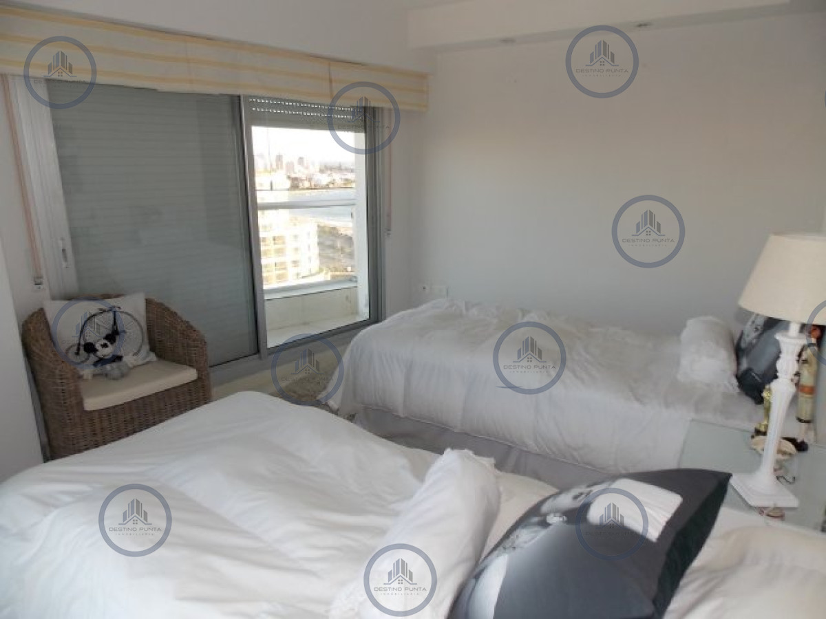 Apartamento ID.86 - Venta  de apartamento esquinero de tres dormitorios en Playa Mansa