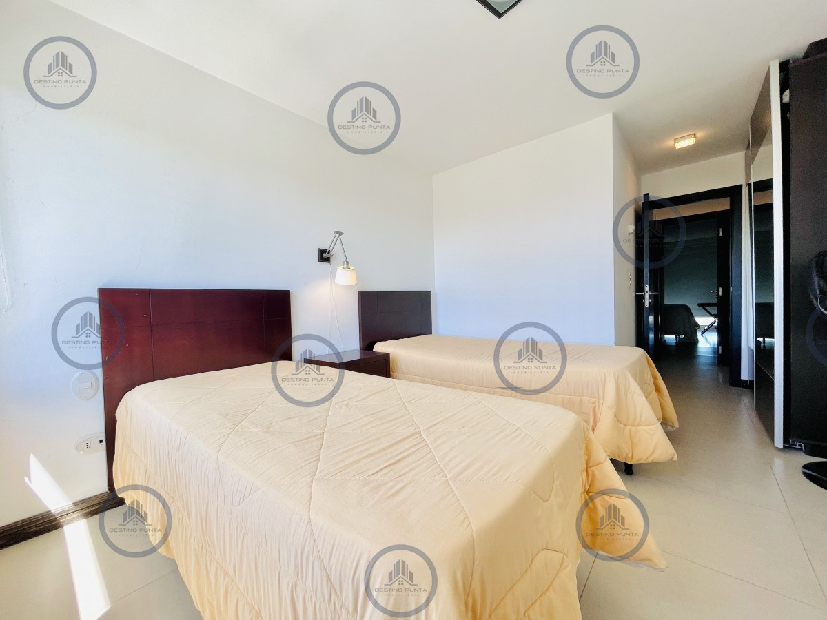 Apartamento ID.1660 - Apartamento de 2 Dormitorios, Vista al Mar y Parrillero en Playa Mansa, Venta