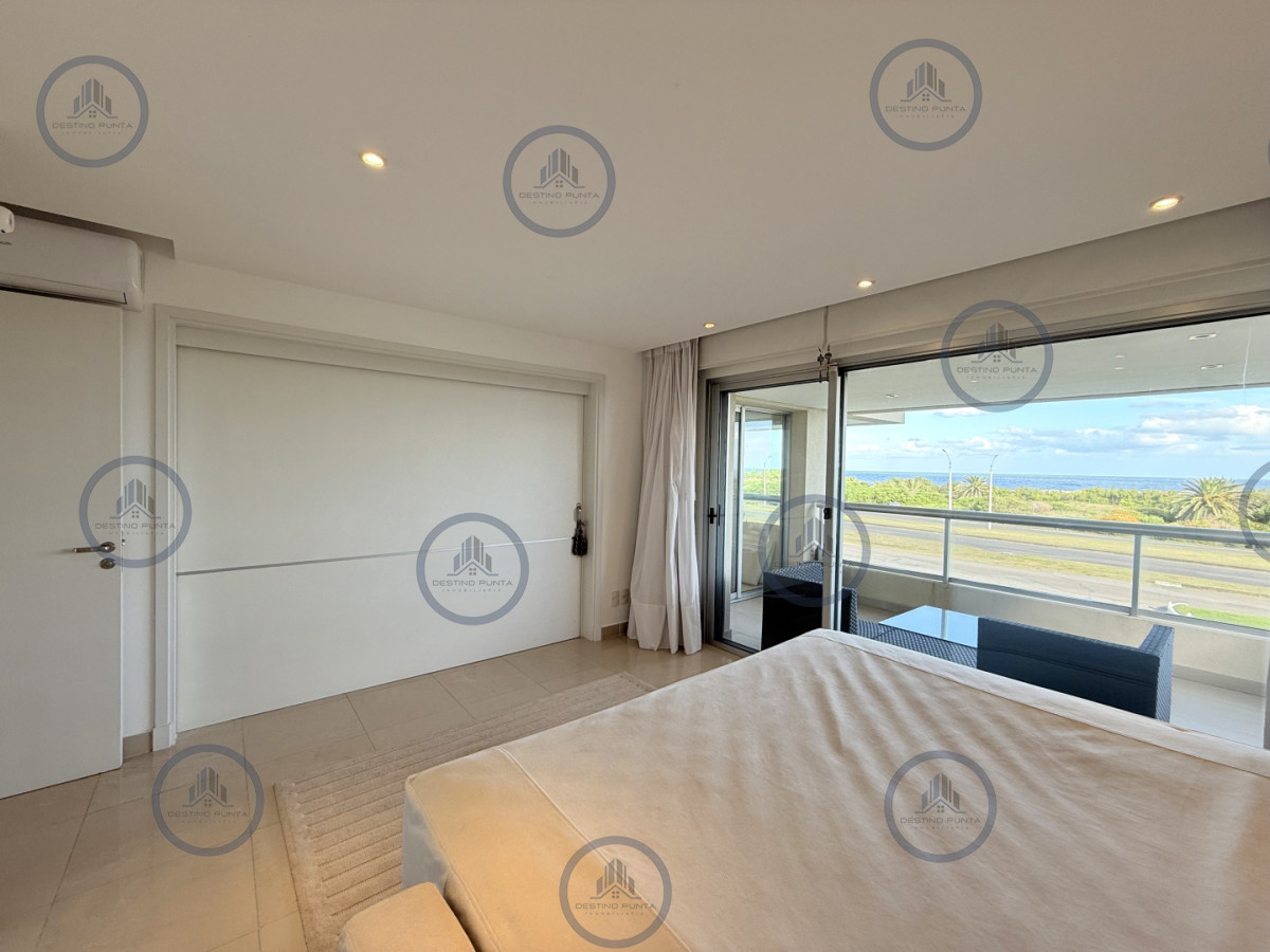 Apartamento ID.3030 - Venta de apartamento de 3 dormitorios sobre primera fila de Playa Brava, Punta del Este