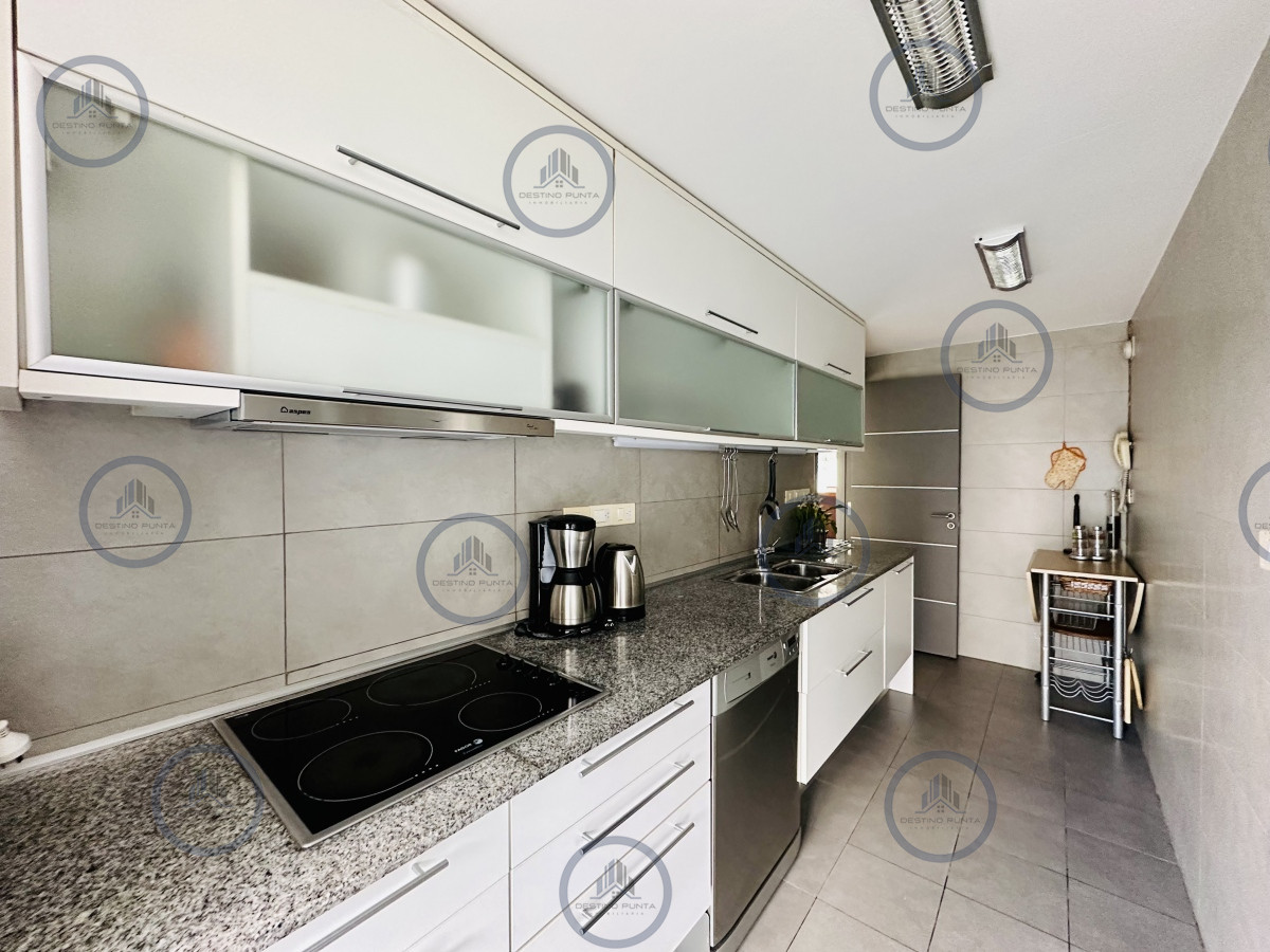 Apartamento ID.1529 - Alquiler temporal y anual de apartamento de tres dormitorios frente al mar en Pinares, playa Mansa