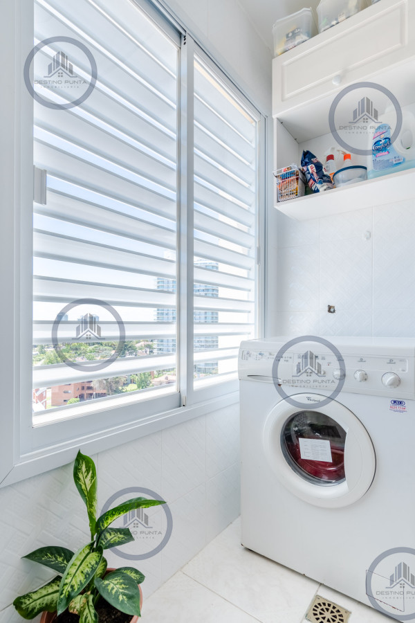 Apartamento ID.77 - Alquiler temporario y venta de espectacular departamento esquinero al frente en edificio icónico frente al Mar, Playa Mansa, Punta del Este 