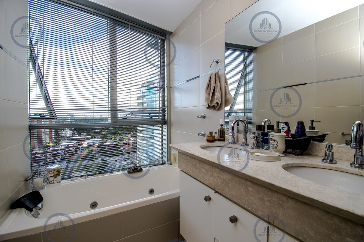 Apartamento ID.87 - Apartamento de 3 Dormitorios y Dependencia en Playa Mansa, Punta del Este