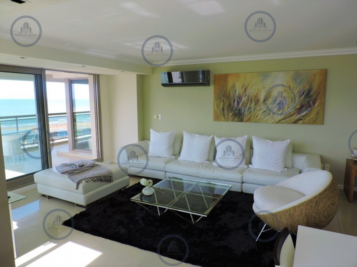 Venta y alquiler de apartamento en playa Brava de tres dormitorios mas dependencia de servicio, Punta del Este — fotografía 1
