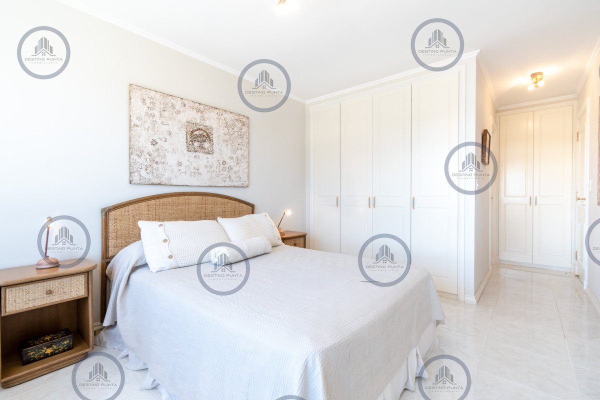 Apartamento ID.77 - Alquiler temporario y venta de espectacular departamento esquinero al frente en edificio icónico frente al Mar, Playa Mansa, Punta del Este 