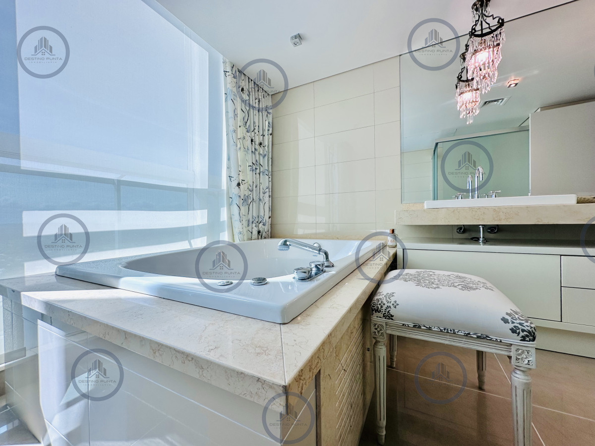 Apartamento ID.2300 - Lujoso Penthouse de 4 Dormitorios con Vista al Mar sobre Playa Mansa, Punta del Este