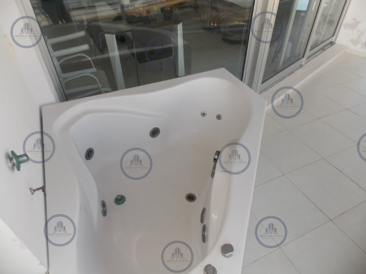 Apartamento ID.86 - Venta  de apartamento esquinero de tres dormitorios en Playa Mansa