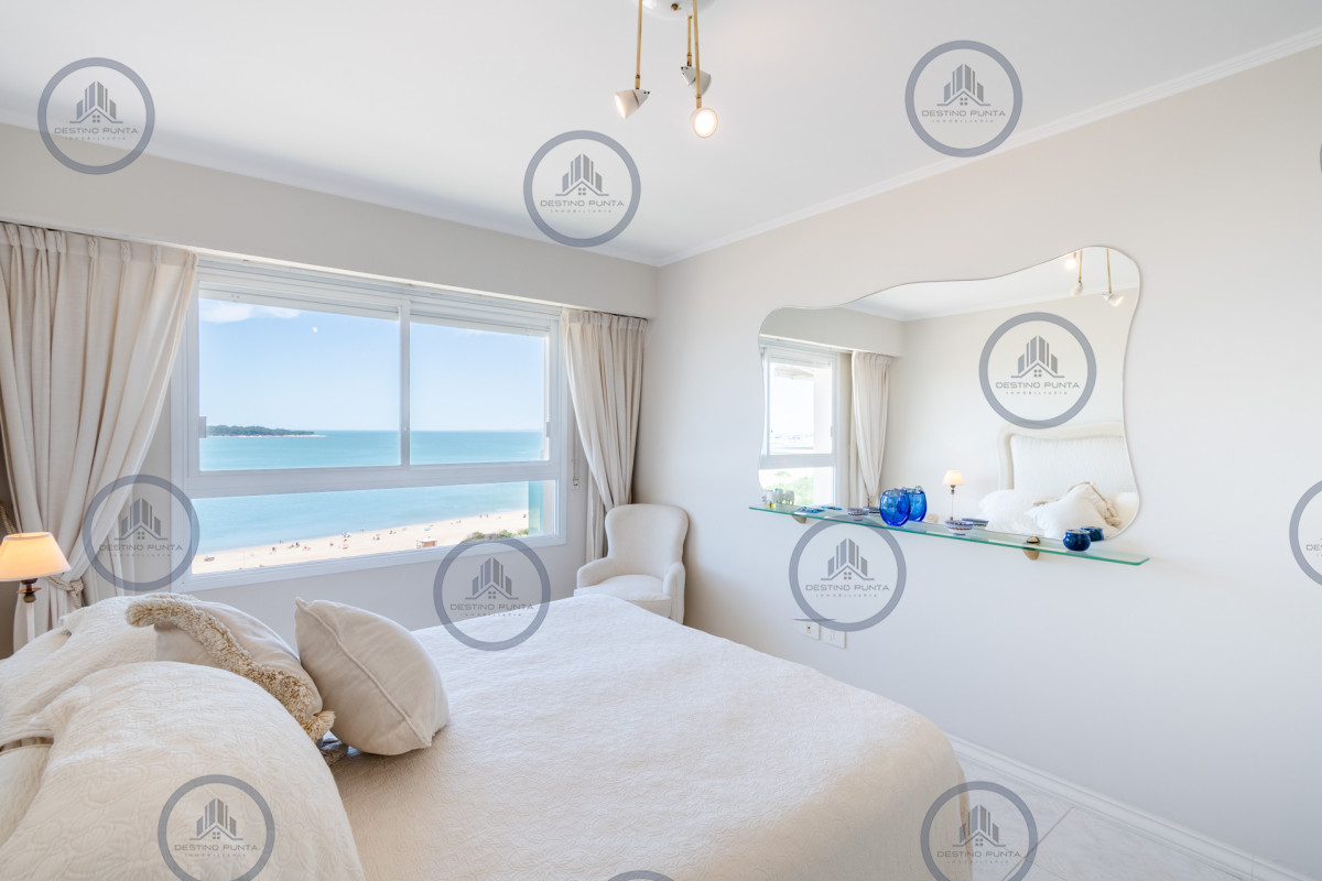 Apartamento ID.77 - Alquiler temporario y venta de espectacular departamento esquinero al frente en edificio icónico frente al Mar, Playa Mansa, Punta del Este 