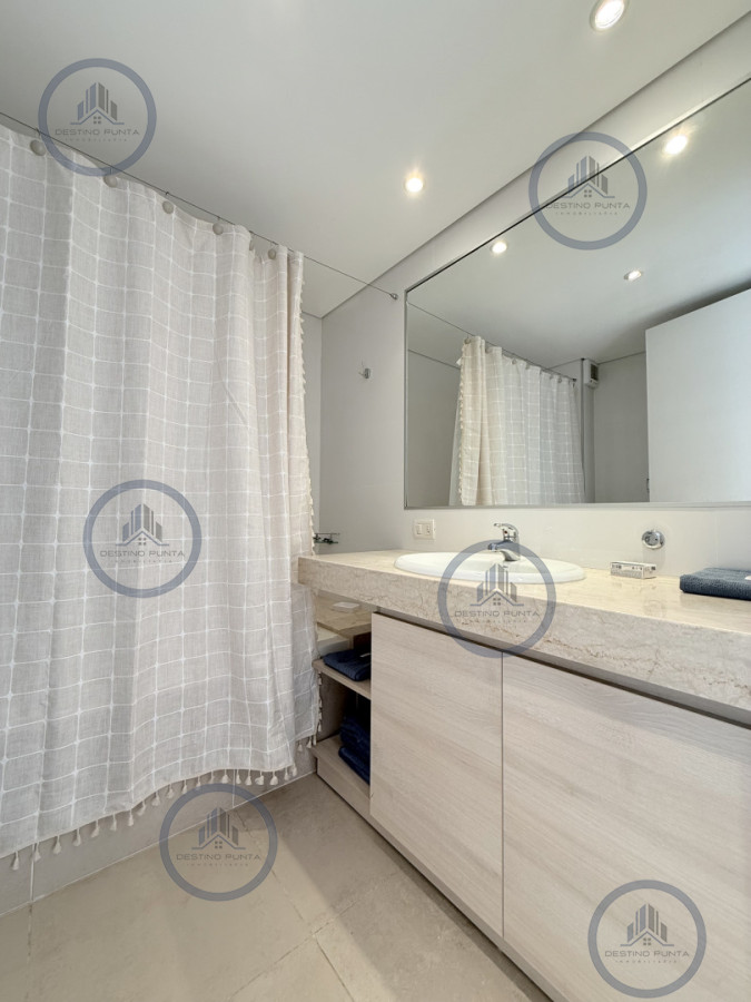 Apartamento ID.3030 - Venta de apartamento de 3 dormitorios sobre primera fila de Playa Brava, Punta del Este
