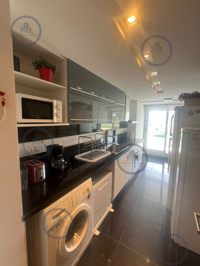 Apartamento ID.2943 - Cómodo apartamento con parrillero propio de 2 dormitorios más dependencia en alquiler, Playa Brava