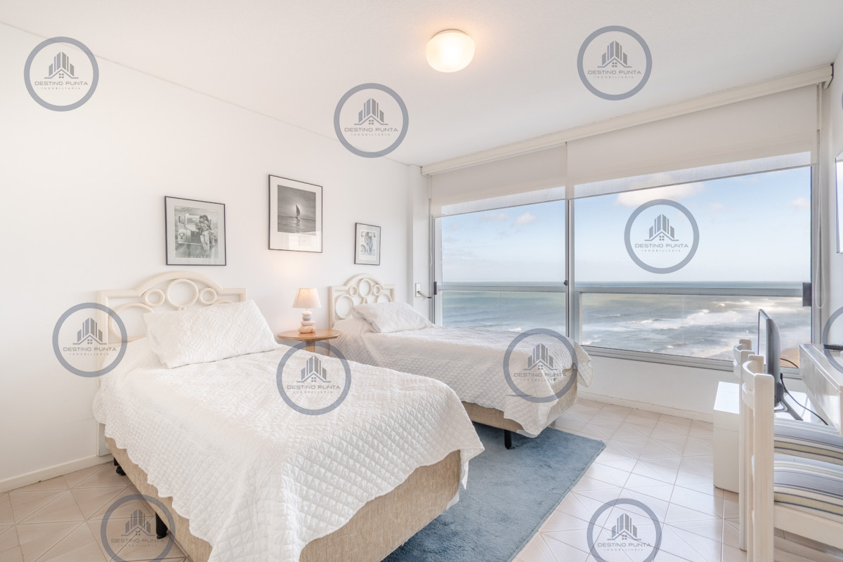 Apartamento ID.71 - Excelente Apartamento de 3 Dormitorios y Dependencia de Servicio Frente al Mar - Playa Brava