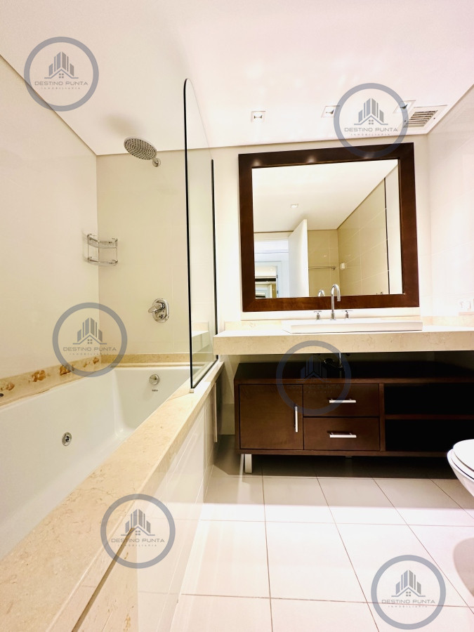 Apartamento ID.1708 - Alquiler temporario de gran apartamento de 4 dormitorios más dependencia en Playa Mansa