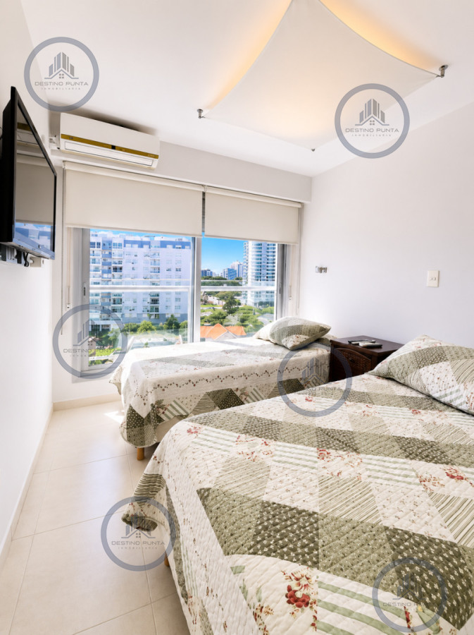 Apartamento ID.58 - Apartamento de 2 Dormitorios a metros del mar y torre moderna, playa Mansa, Punta del Este