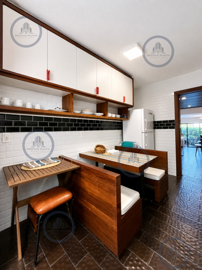 Apartamento ID.3115 - Oportunidad en Venta! Apartamento con alma de casa, 3 Dormitorios, Parrillero y Estufa, en zona Península Punta del Este