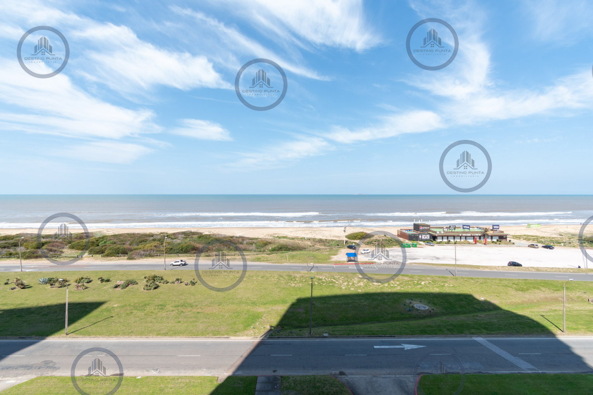 Apartamento ID.53 - Moderno Apartamento sobre playa Brava en torre Le Parc, cuenta con dos dormitorios más dependencia de servicio. Punta del Este