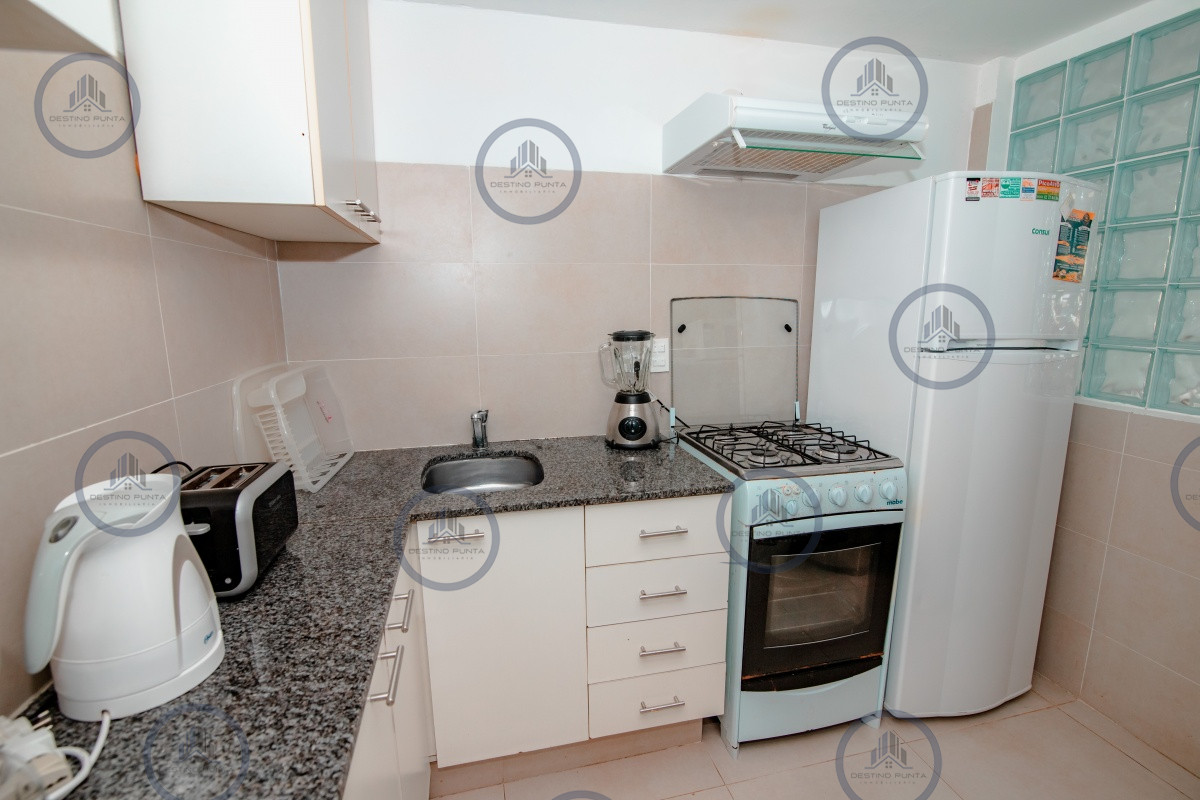 Apartamento ID.61 - Oportunidad en Venta de Apartamento de planta baja con salida al jardín de tres dormitorios en Playa Montoya