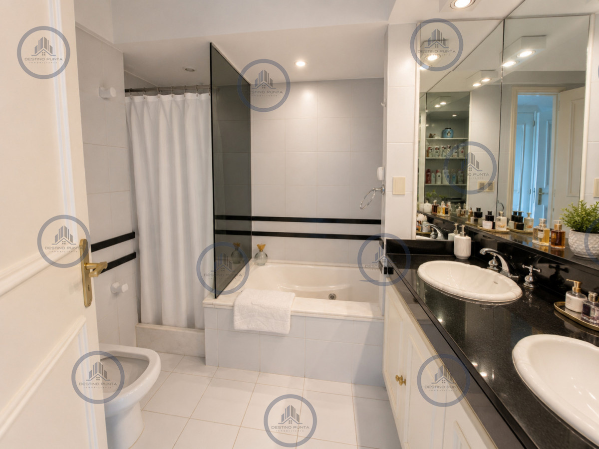 Apartamento ID.1102 - Exclusivo Apartamento Frente al Mar en Playa Brava, 3 Dormitorios y Dependencia