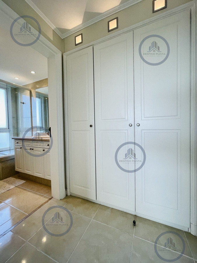 Apartamento ID.1059 - Venta de Excelente apartamento en alquiler temporario de tres dormitorios más dependencia de servicio, Playa Mansa, Punta del Este
