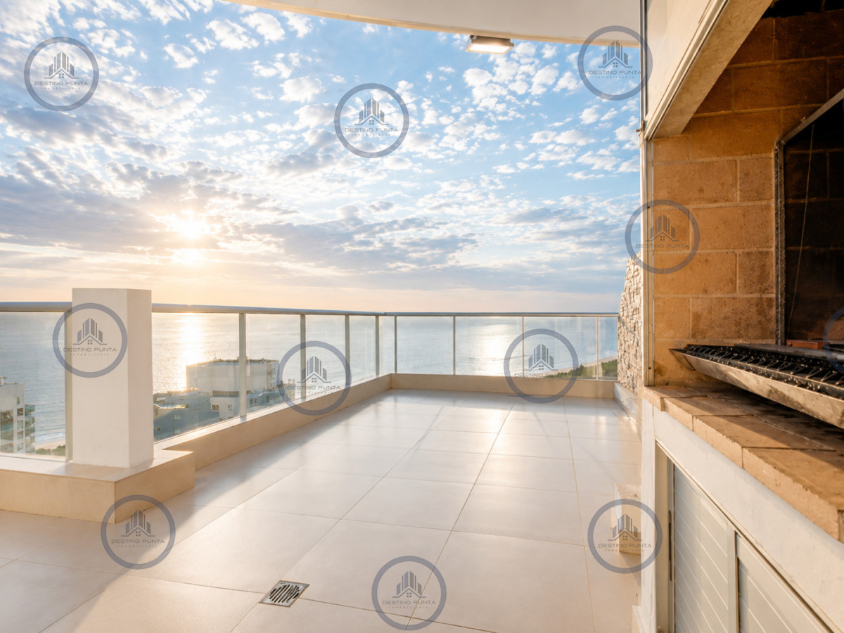 Apartamento ID.2321 - Penthouse Dúplex de 3 Dormitorios y Parrillero en Playa Mansa, Punta del Este