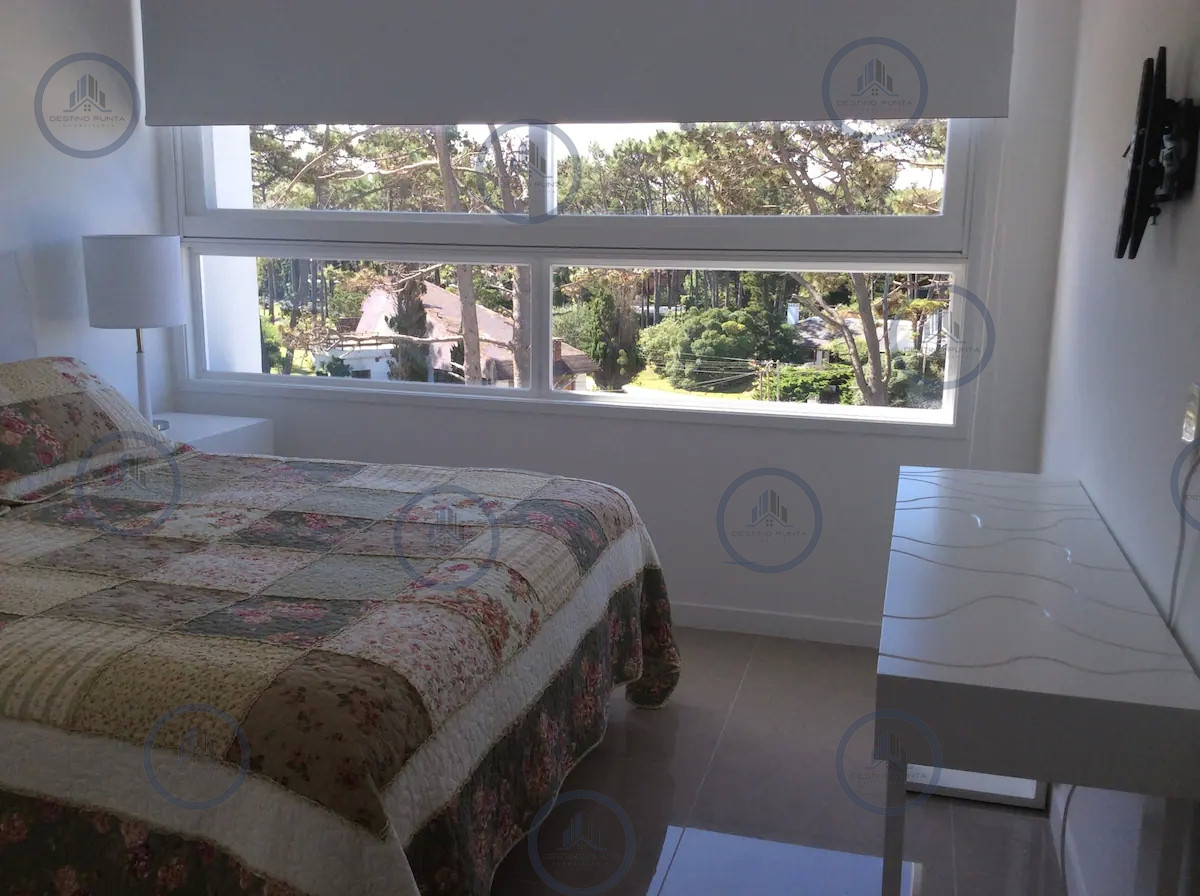 Apartamento ID.218 - Venta y alquiler de moderno departamento de tres dormitorios más dependencia a pasos de Playa Brava