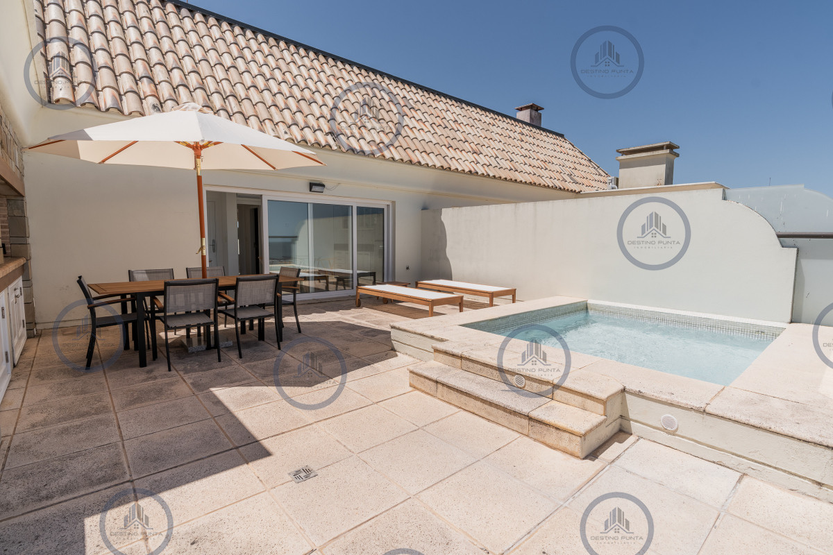 Apartamento ID.231 - Exclusivo penthouse en venta de 3 dormitorios vista al mar, piscina y parrillero de uso exclusivo sonbre Playa Mansa, Pinares