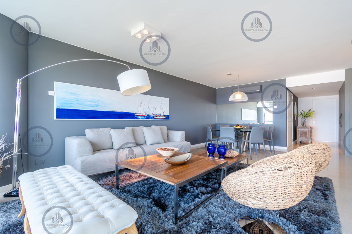 Apartamento ID.53 - Moderno Apartamento sobre playa Brava en torre Le Parc, cuenta con dos dormitorios más dependencia de servicio. Punta del Este