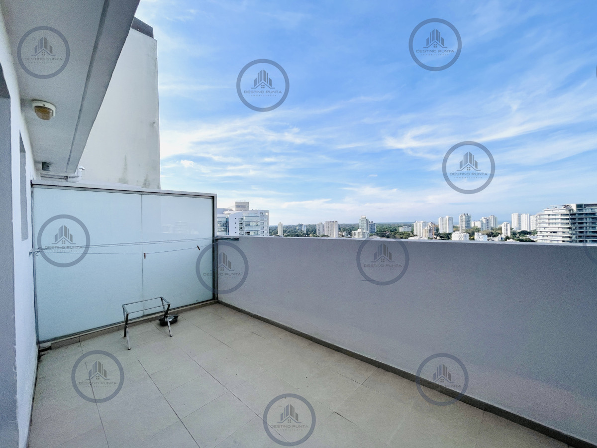 Apartamento ID.1226 - Venta de Excelente Penthouse de 2 Dormitorios y Parrillero con vistas a Playa Mansa, Punta del Este