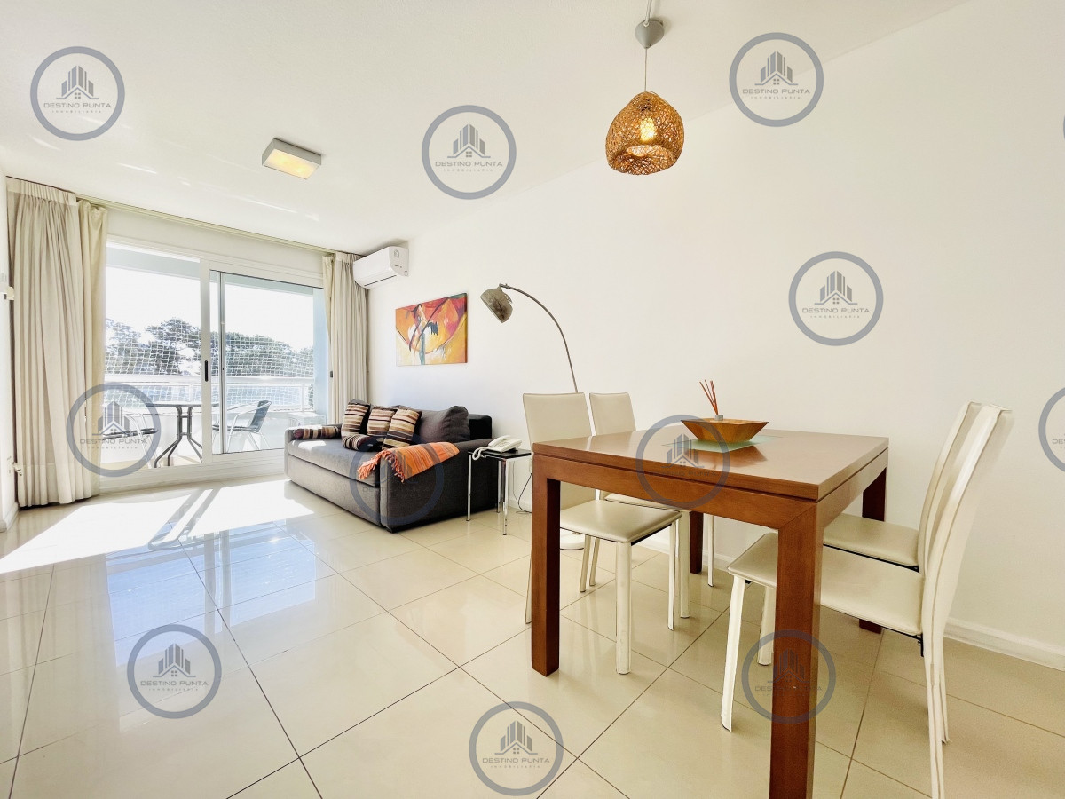 Alquiler Anual de Moderno Apartamento de 1 Dormitorio en torre con servicios, Punta del Este — fotografía 3