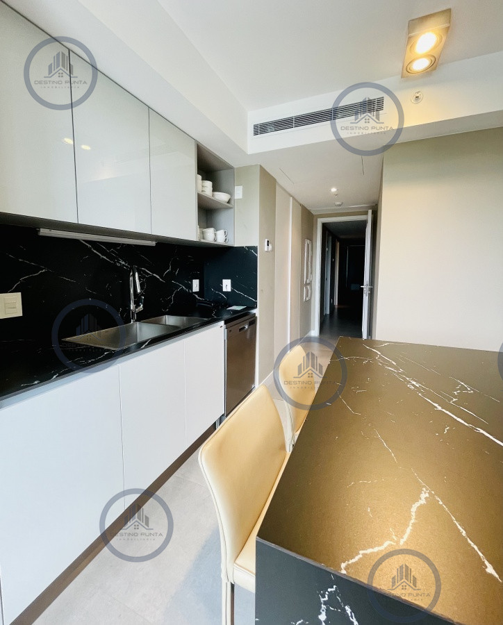 Apartamento ID.1122 - Venta y Alquiler Anual Moderno Apartamento de 2 Dormitorios en Torre Venetian sobre Playa Mansa